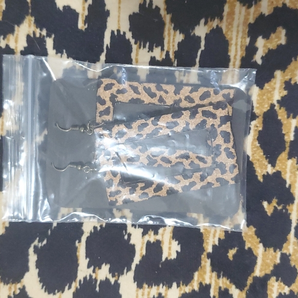 THANDMADE EARRINGS HANDCRAFTED LEATHER RECTANGLE WINDOWS IN LEOPARD - Picture 3 of 3